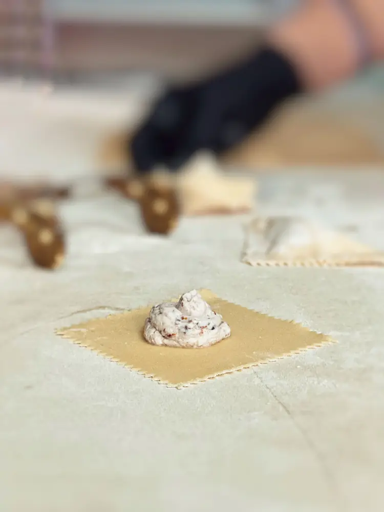 Ravioli umplut cu mâna
