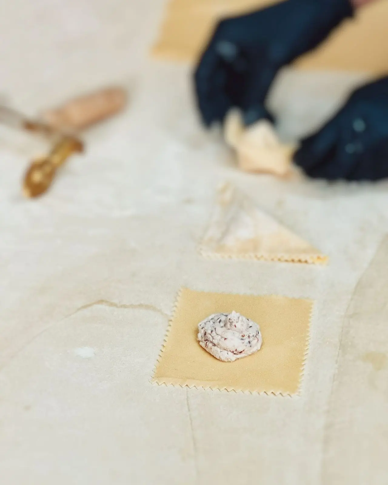 Mâini lucrând aluatul în bottega